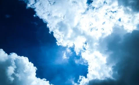 Classic bright blue sky with dark and light clouds Foto stock