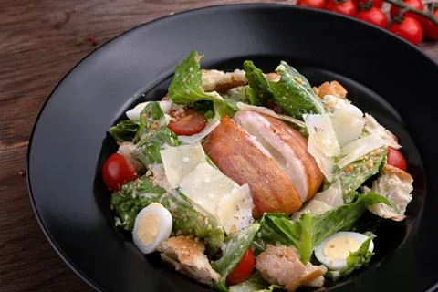 Classic Caesar Salad with Crispy Chicken Foto stock