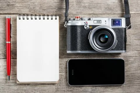Classic camera with blank notepad page and red pen on gray wooden, vintage de 스톡 사진
