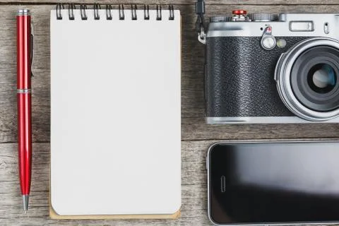 Classic camera with blank notepad page and red pen on gray wooden, vintage de 写真素材