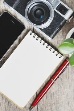 Classic camera with blank notepad page and red pen on gray wooden, vintage de 스톡 사진