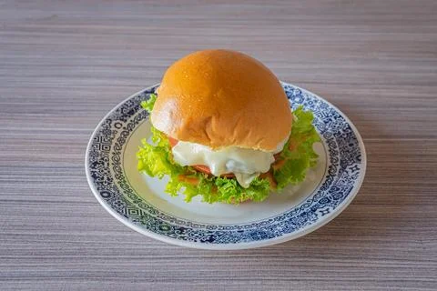 Classic Cheeseburger Served on a Decorative Plate Foto stock