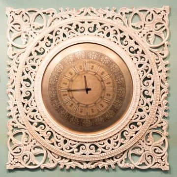 Classic clock with moving pointer Stockfoto's
