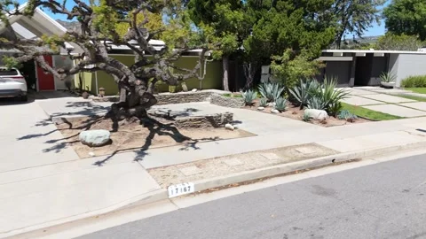 Classic Eichler Style Mid-century Homes In A Street At Granada Hills In Los Stockbeeldmateriaal 296804180
