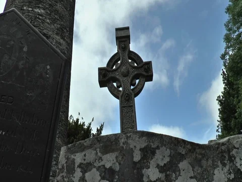 Classic Irish Cross in Graveyard 스톡 동영상 79800972