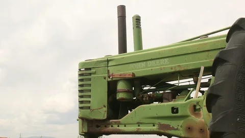 Classic old John Deere tractor in time lapse Vídeos de archivo 96446789