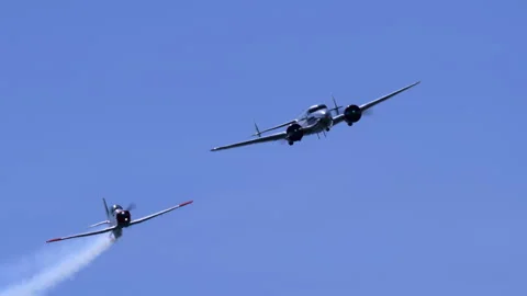 Classic Plane Lockheed Model 12A Head On Formation Flight With Smoke 库存影片 331902970