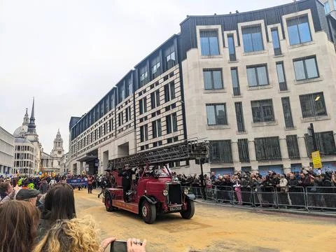 Classic red fire engine parades through London streets during the annual Lady Foto stock