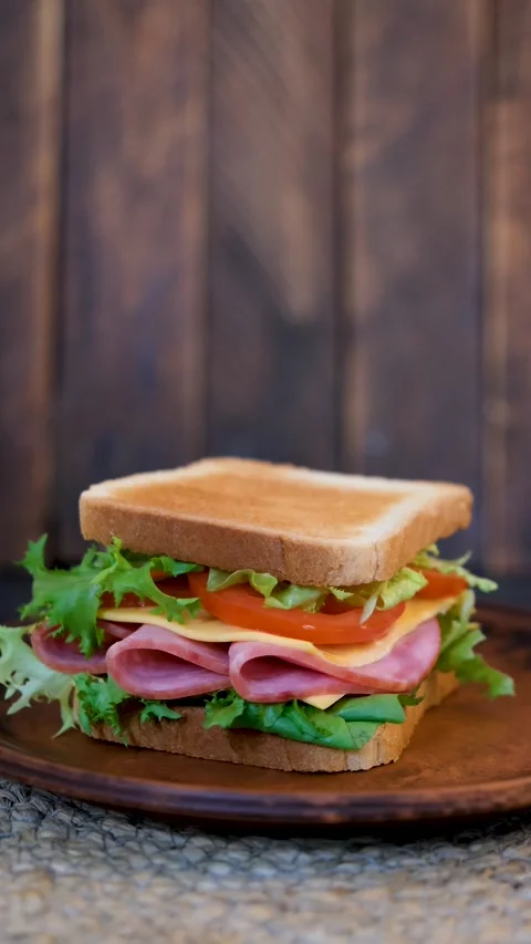 Classic sandwich spinning on turntable, rustic food video Vídeos de archivo 332788830