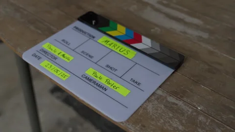 Classic slate sitting straight to start a film that will sure be great Vidéo 336464877