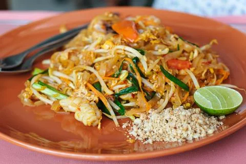 Classic Thai dish of fried rice noodle with vegetables and aromatic sauce Stock Photos