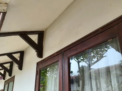 Classic wooden window frames on white building wall Stock-Fotos