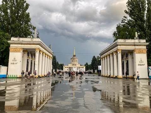 Classical architecture building white columns, Greek Revival style on wet pla 스톡 사진
