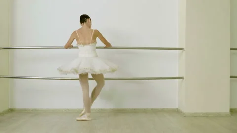 Classical ballet. Ballerina dancing in pointe shoes in dance studio. 4K 库存影片 88972454