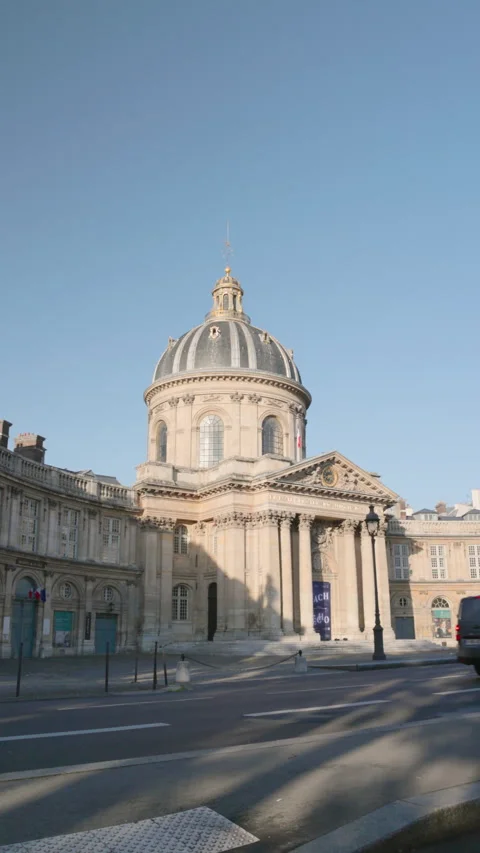 Classical baroque facade and prominent dome structure of the Institut de France Vídeo Stock 335130324