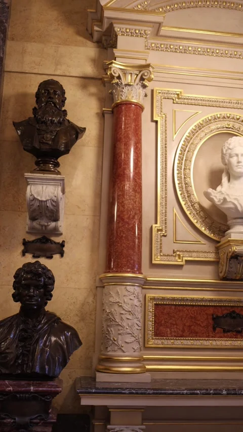 Classical bronze busts in a richly decorated hall, capturing the grandeur and ar 스톡 동영상 289637367