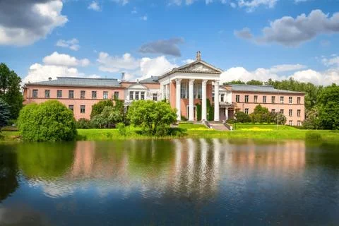 Classical building with columns reflecting in Botanical Pond in Moscow Foto stock
