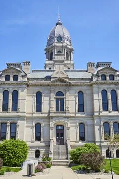 Classical Courthouse Architecture Under Blue Sky, Warsaw Indiana 스톡 사진
