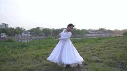 Classical Dance Performance in White Traditional Dress at Yamuna Ghat Delhi Video stock 312980804