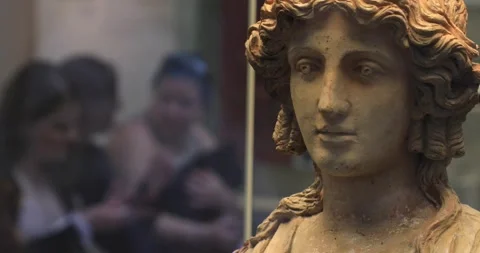 Classical female bust at British Museum with blurred visitors behind Stock Footage 321020051