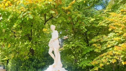 Classical Female Statue with Falling Autumn Leaves in Green Garden. 库存影片 342446153