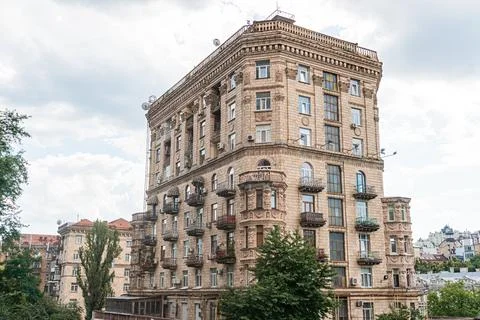 Classical, multi-storied residential building in Kyiv, Ukraine with earth t.. Stock Photos
