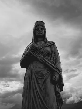 Classical statue under dark dramatic clouds Foto stock