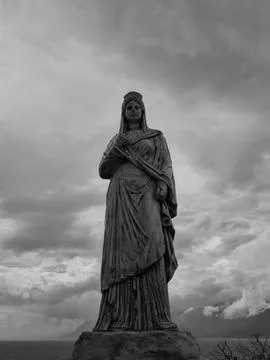Classical statue under dark dramatic clouds Foto stock
