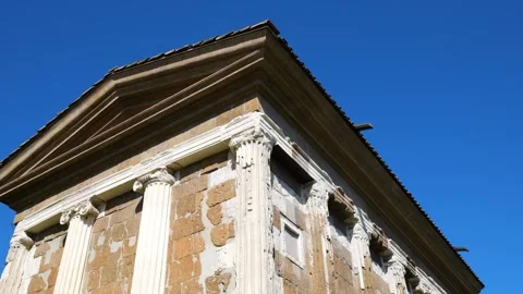 Classical temple façade triangular pediment weathered stone walls complemented Vídeo Stock 324872113