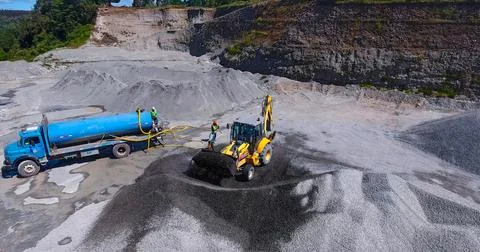 Classification process of aggregates for construction in a quarry Foto stock