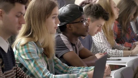 Classmates listening and looking at the speaker in a lecture Video stock 69928056