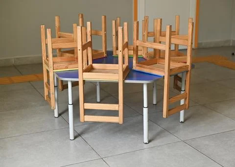 Classroom interior for young children with small chairs on tables, empty br.. Foto stock