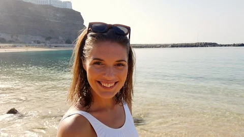 Classy beach model with glasses Stock-Footage 108252631