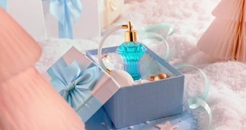 Classy perfume bottle intended for a Christmas present. Vídeo Stock 346556981
