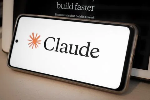 Claude ai chatbot application on smartphone Fotos de archivo