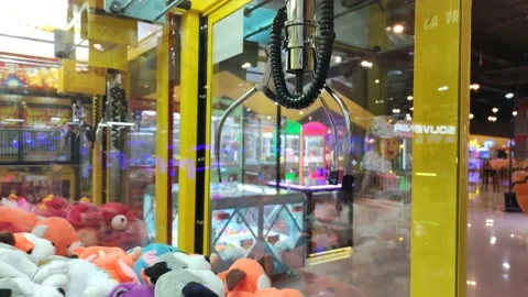 Claw machine viewed from a side view, Video stock 220904310