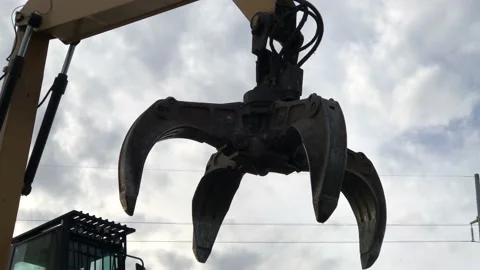 Claw Rocking &amp; Rotating in Junk Yard Vidéo 98430167