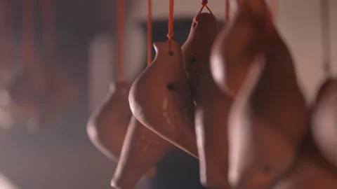Clay birds hang on the wall. on the strings. clay products Vidéo 133078538