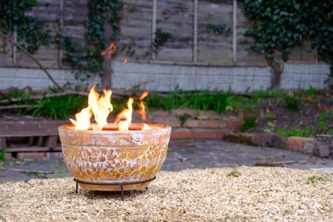 Clay Fire Pit in Back Garden Foto stock