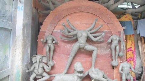 Clay Idol of Goddess Durga Under Construction in Kumartuli, Kolkata Vídeos de archivo 341403252