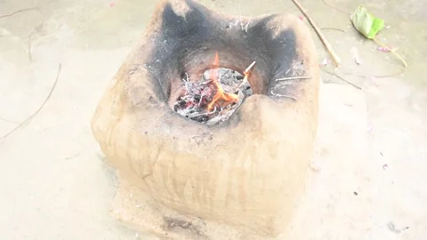 Clay or mud stove. Vidéo 266776080