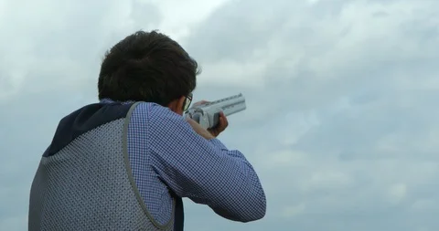 Clay Pigeon shooter fires showing the shot leaving the gun. Vídeo Stock 101287553
