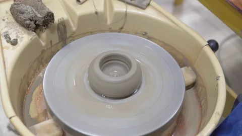 The clay plate spins on a potter's whee Stock Footage 122310341