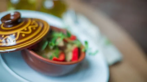 Clay pod meat stew close up - slider shot Vidéo 69007890
