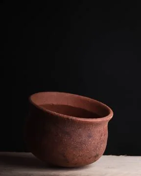 Clay pot kept on a black background Fotos de archivo