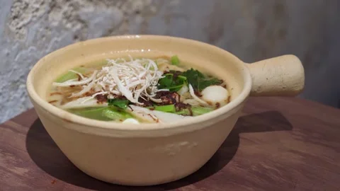 Claypot yee mee with vegetable, fish balls, shredded chicken and soup. Stock Footage 285295246