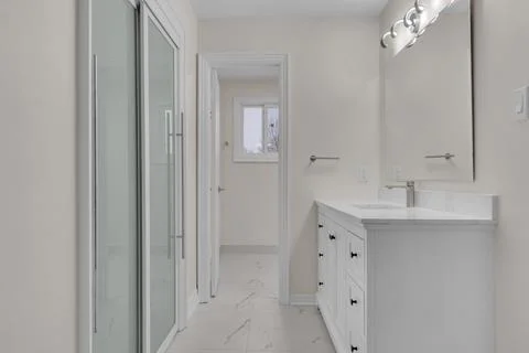 Clean bathroom interior with white cabinets, sliding glass shower doors and.. Stock-Fotos