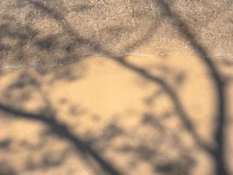 Clean beach background with empty space, clear sea water and wave surf on h.. Foto stock