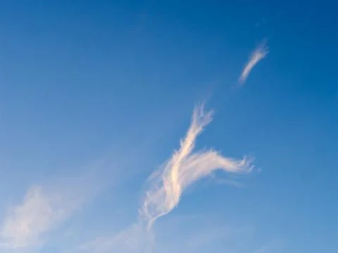 Clean Blue Sky and Cloud Background with Ample Copy Space Area Foto stock