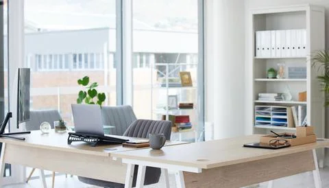 Clean, bright and empty home office interior organized with a computer and desk Foto stock